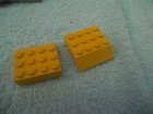 - Lego - 2 Gele afgebogen blokjes -