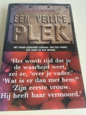 Boek / Lorenzo Carcarerra - Een veilige plek