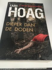 Boek / Tami Hoag - Dieper dan de doden