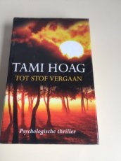 Boek / Tami Hoag - Tot stof vergaan