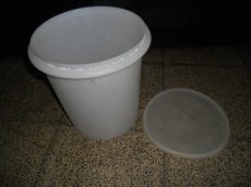 - Grote tupperware pot -